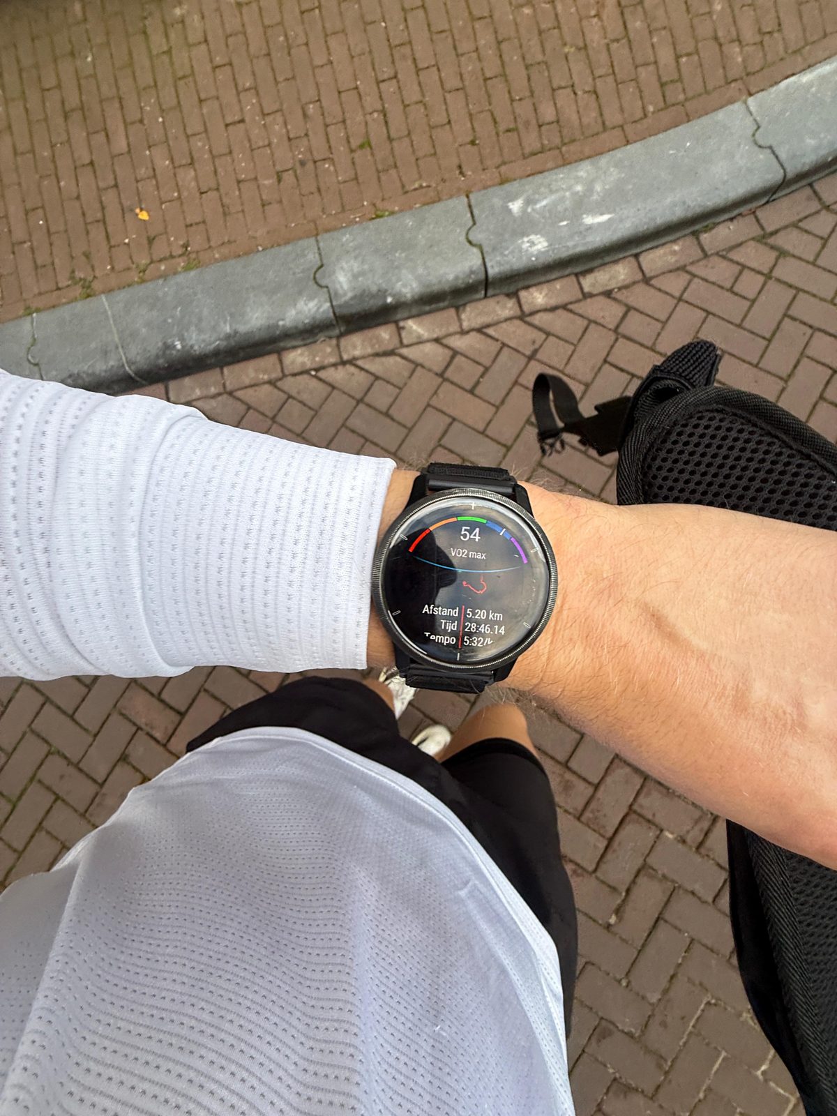 Mijn sporthorloge om mijn pols na het hardlopen