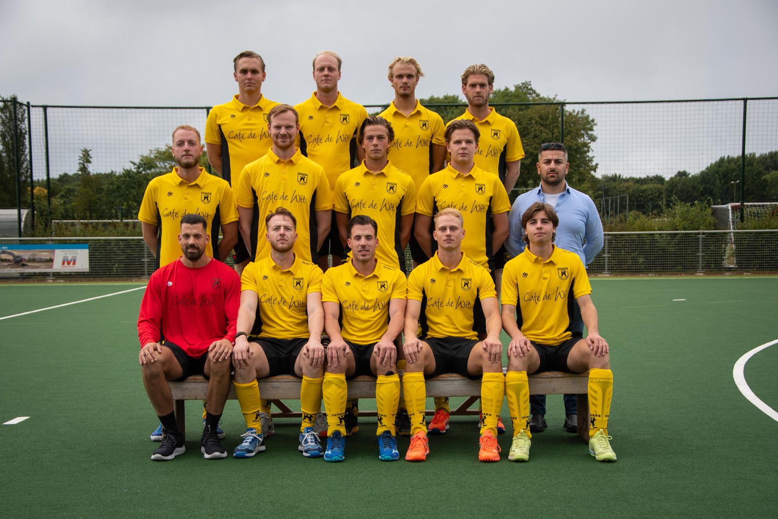 Teamfoto van mijn hockeyteam in gele shirts